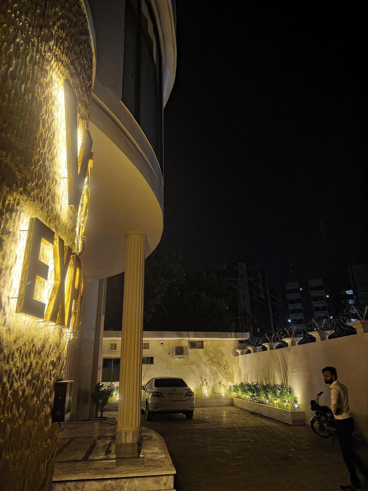 Vip Express Hotel Peshawar Exterior photo